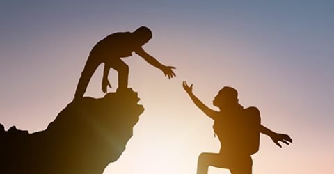 Coach tantra guidant un·e participant·e dans un exercice de conscience corporelle