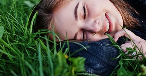 Séance de thérapie tantra en cabinet, praticien·ne et client·e en interaction